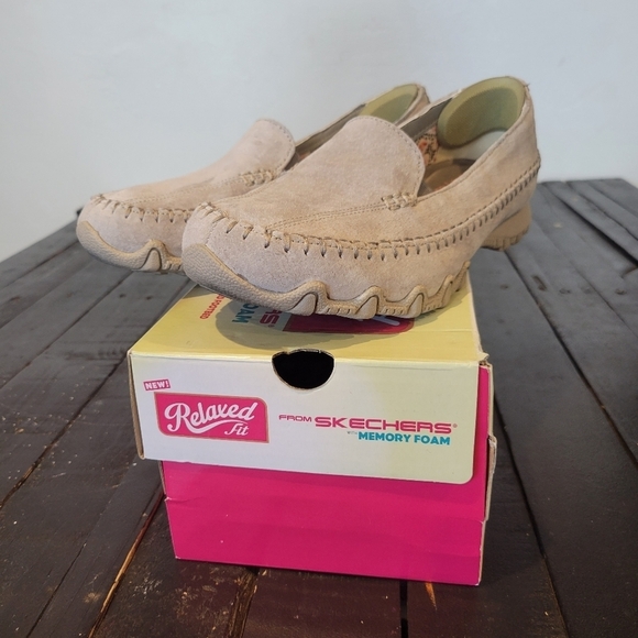 Skechers Memory Foam Grey Taupe Greige Loafers Women's 7.5 Relaxed Fit Suede Box - Picture 3 of 8
